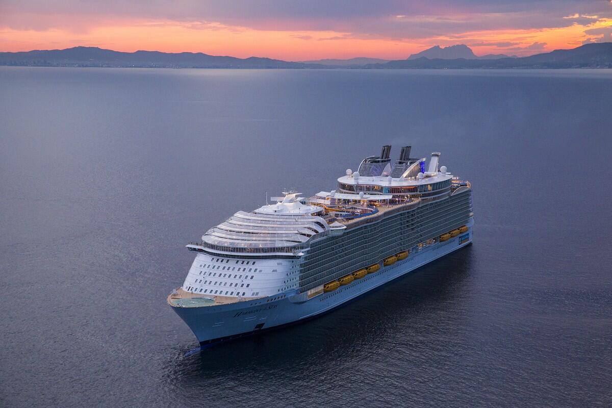 El barco de Royal Caribbean Harmony of the Seas choca con un muelle en Jamaica