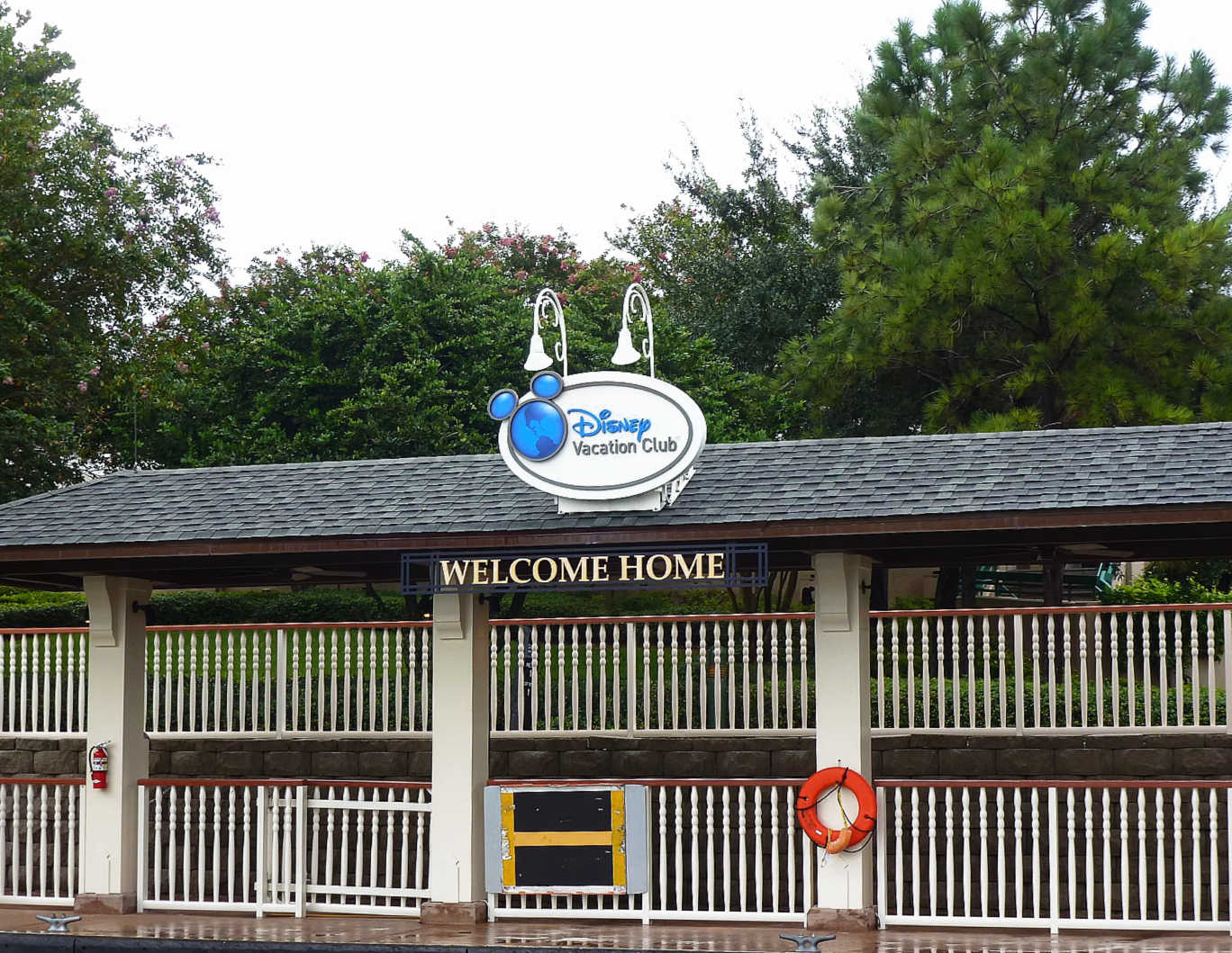 Moverse por el área de Disney Springs utilizando el transporte acuático de Disney World