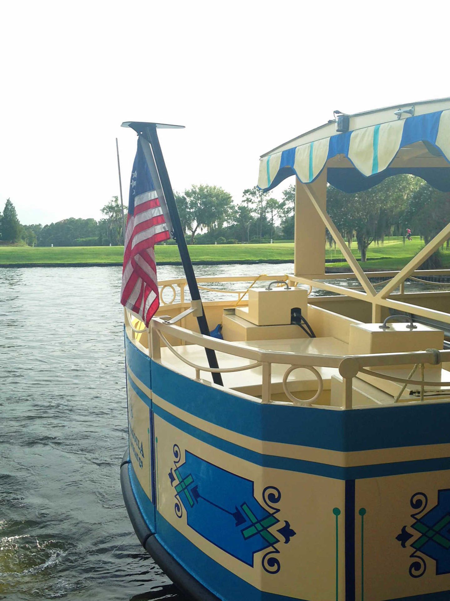 Moverse por el área de Disney Springs utilizando el transporte acuático de Disney World