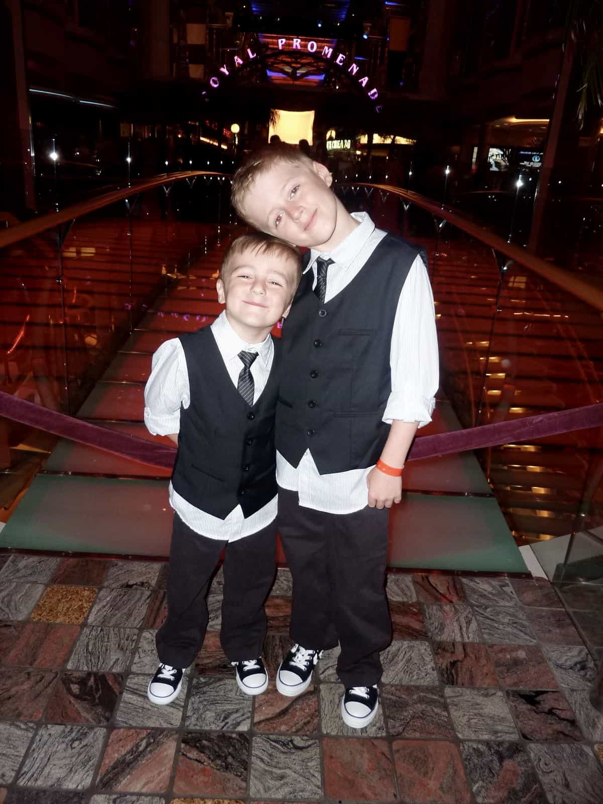 Qué ropa de crucero usar en una noche formal para familias Qué ropa de crucero usar en una noche formal para familias
