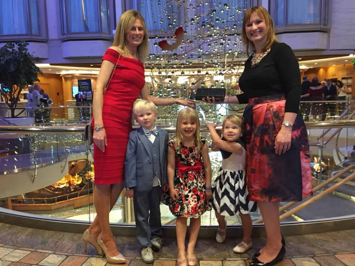 Qué ropa de crucero usar en una noche formal para familias Qué ropa de crucero usar en una noche formal para familias