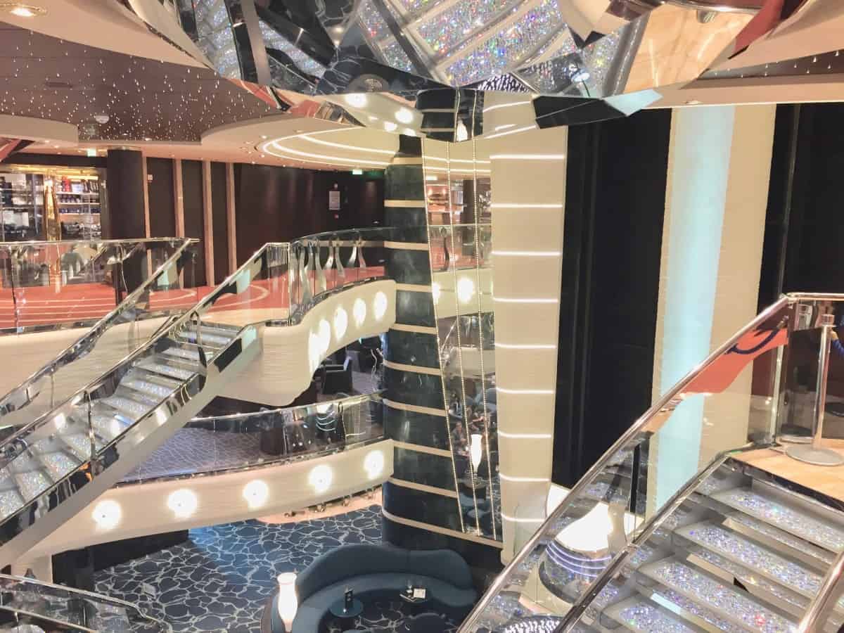 ¡Sigue el viaje del MSC Bellissima desde el astillero hasta el primer crucero!