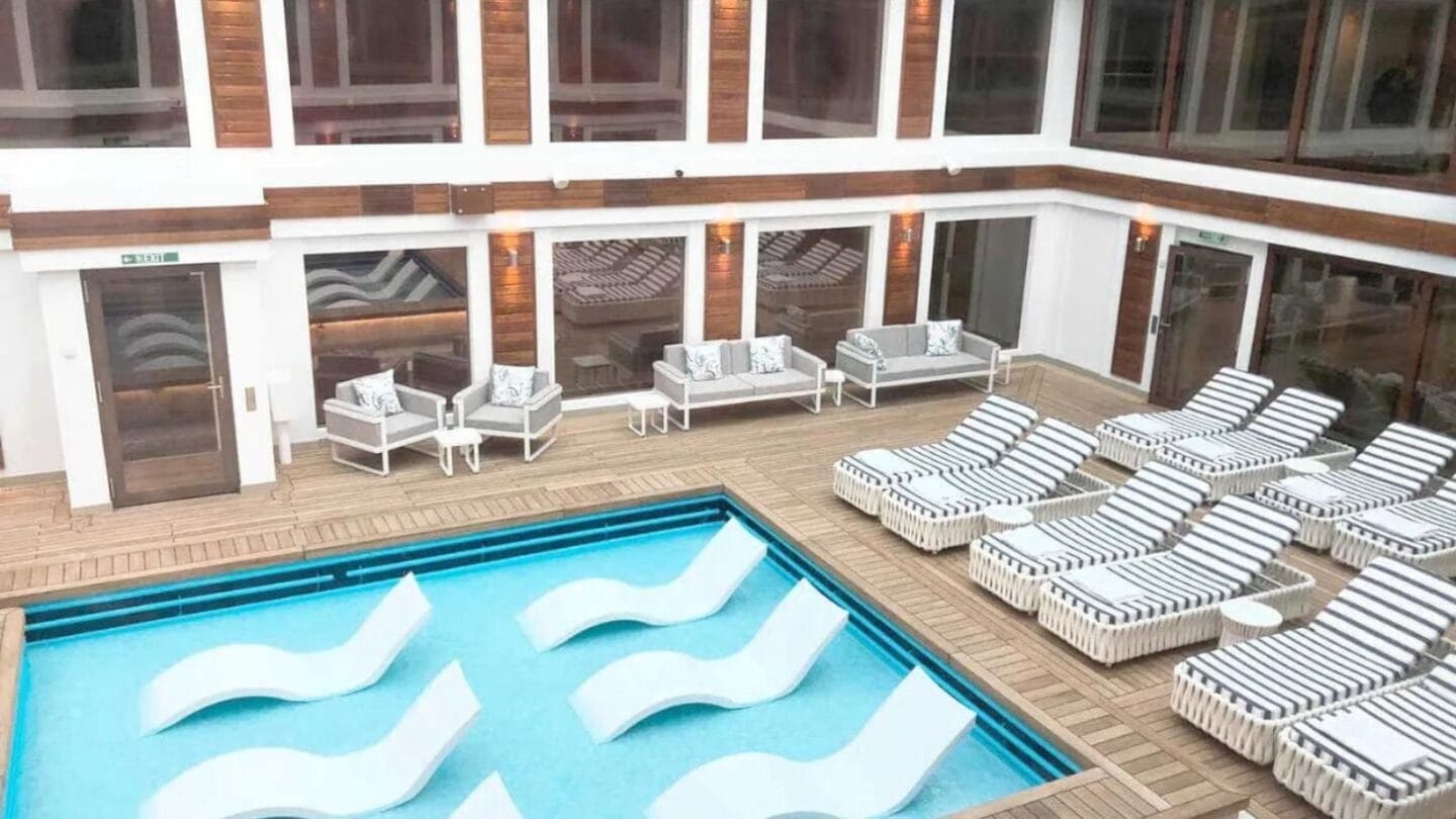 En el Norwegian Encore, una ciudad flotante