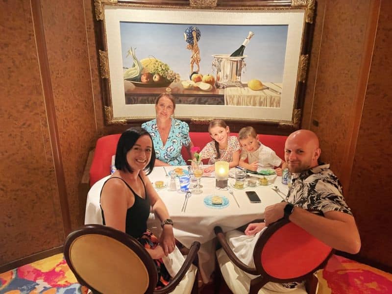 Cena del capitán en un crucero: Carnival, Royal Caribbean, Holland America y más
