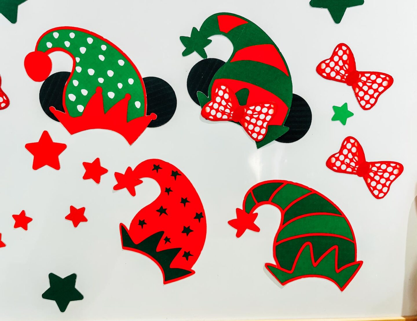 Decoraciones imprimibles para puertas de cruceros navideños con sombrero de elfo