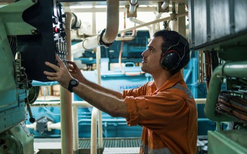 ¿Dónde está ubicado el motor de un crucero?