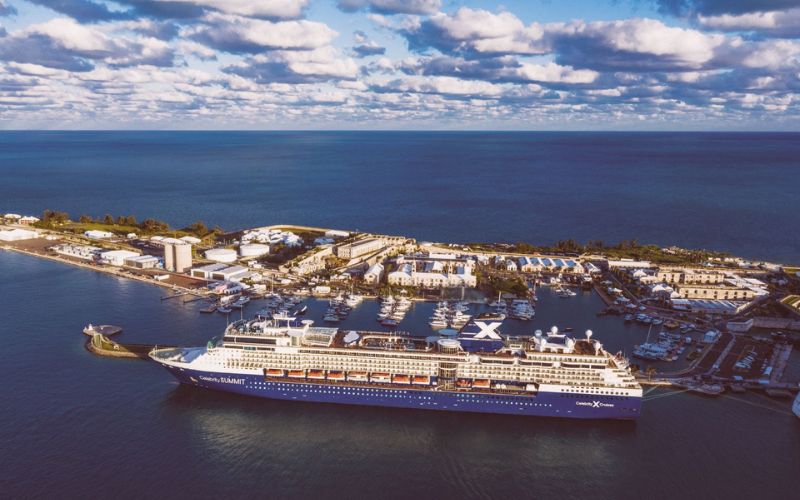 Royal Caribbean vs. Celebrity Cruises: ¿Cuál es mejor? Royal Caribbean vs. Celebrity Cruises: ¿Cuál es mejor?
