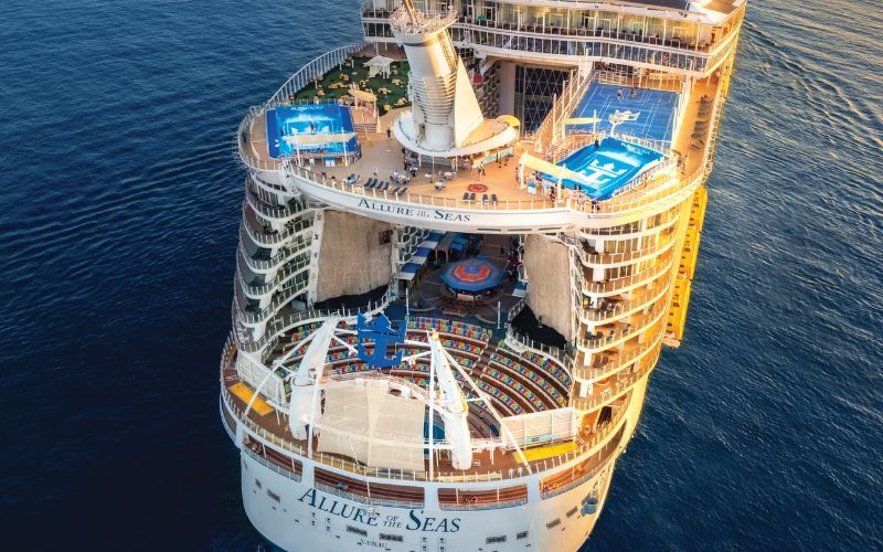 Royal Caribbean vs. Celebrity Cruises: ¿Cuál es mejor? Royal Caribbean vs. Celebrity Cruises: ¿Cuál es mejor?