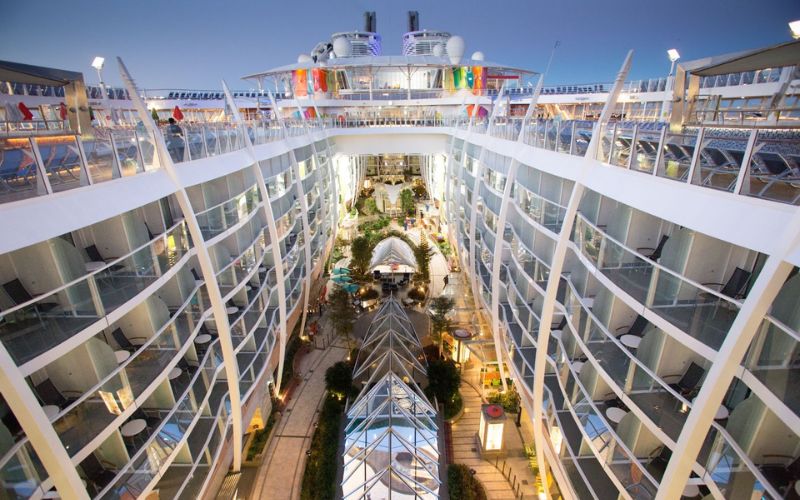 Royal Caribbean vs. Celebrity Cruises: ¿Cuál es mejor? Royal Caribbean vs. Celebrity Cruises: ¿Cuál es mejor?