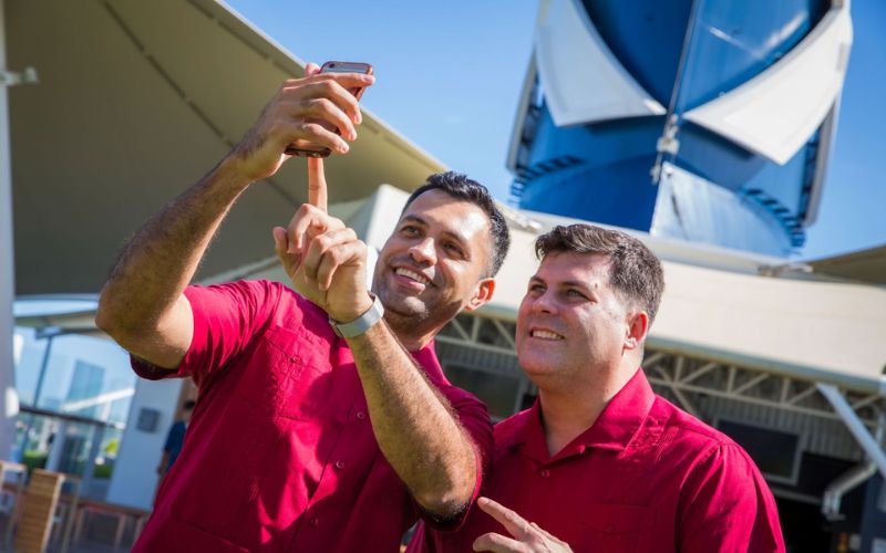 Royal Caribbean vs. Celebrity Cruises: ¿Cuál es mejor? Royal Caribbean vs. Celebrity Cruises: ¿Cuál es mejor?