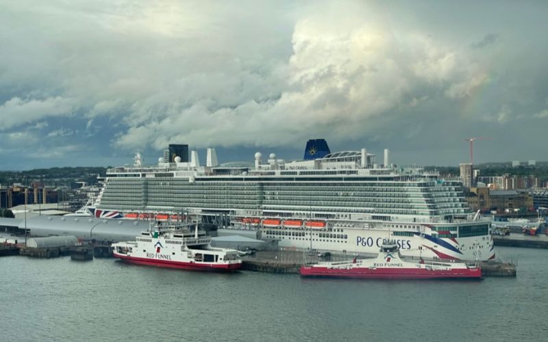 "Ferry vs crucero Descubre las 12 diferencias clave" En este artículo