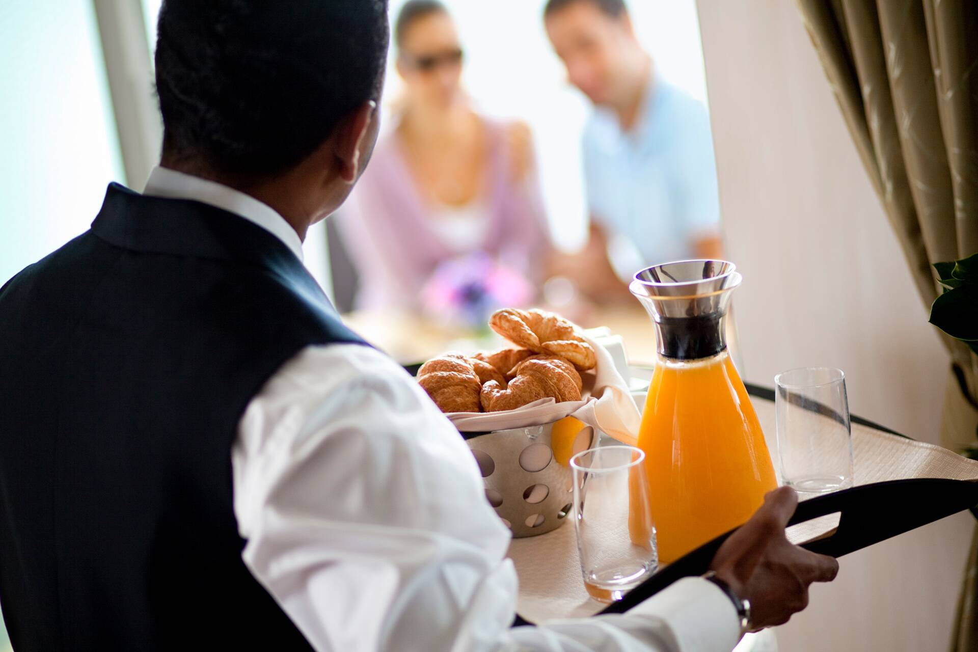 ¿Hay servicio de habitaciones en los cruceros y es gratuito?