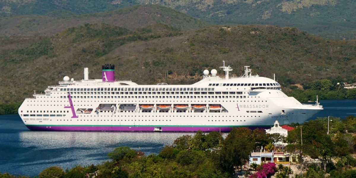 ¿Quién es el propietario de Ambassador Cruise Line?