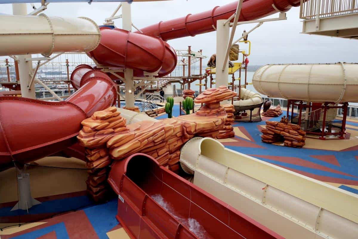 Asegúrese de que su hijo esté seguro en la piscina durante un crucero