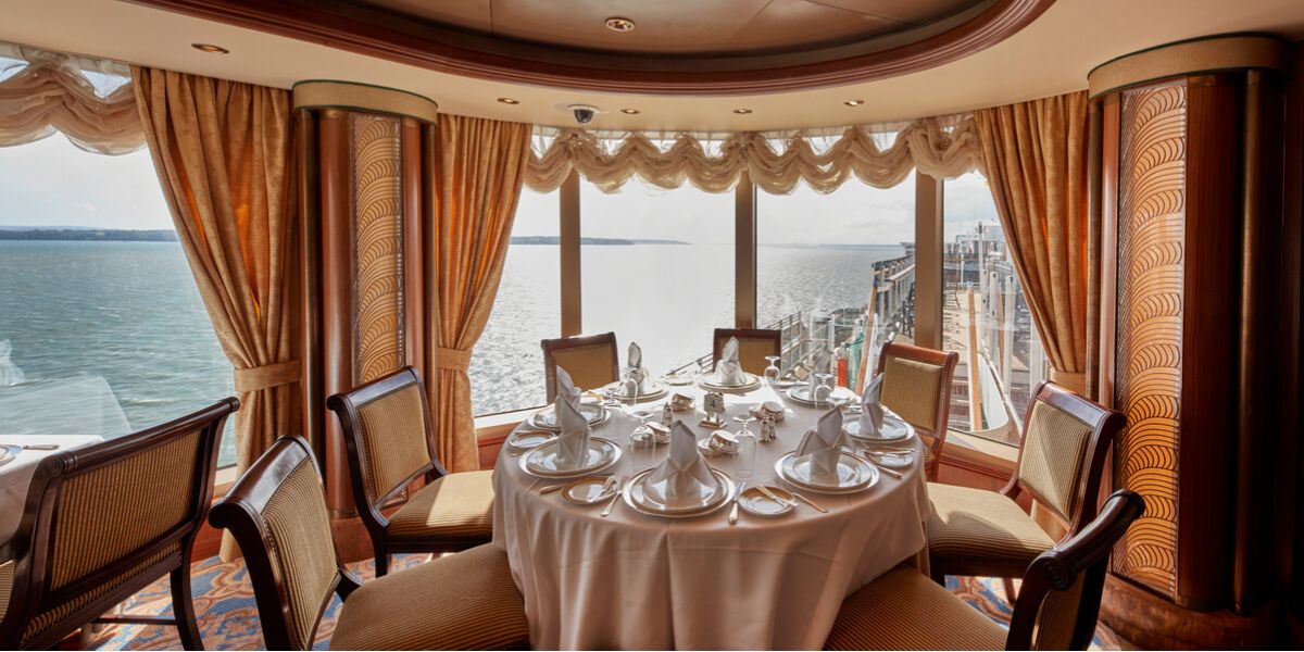 Cena del capitán en un crucero: Carnival, Royal Caribbean, Holland America y más