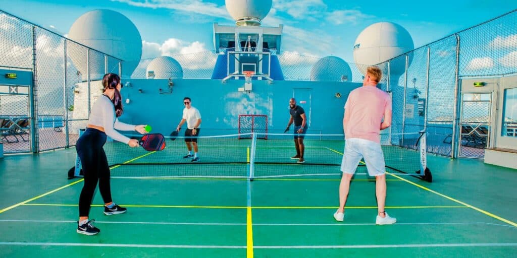 Celebrity Cruises está agregando canchas de pickleball a nueve barcos