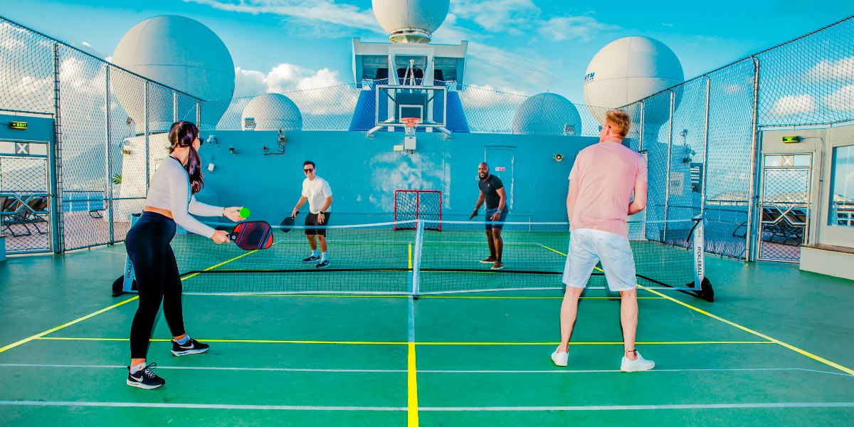 Celebrity Cruises está agregando canchas de pickleball a nueve barcos