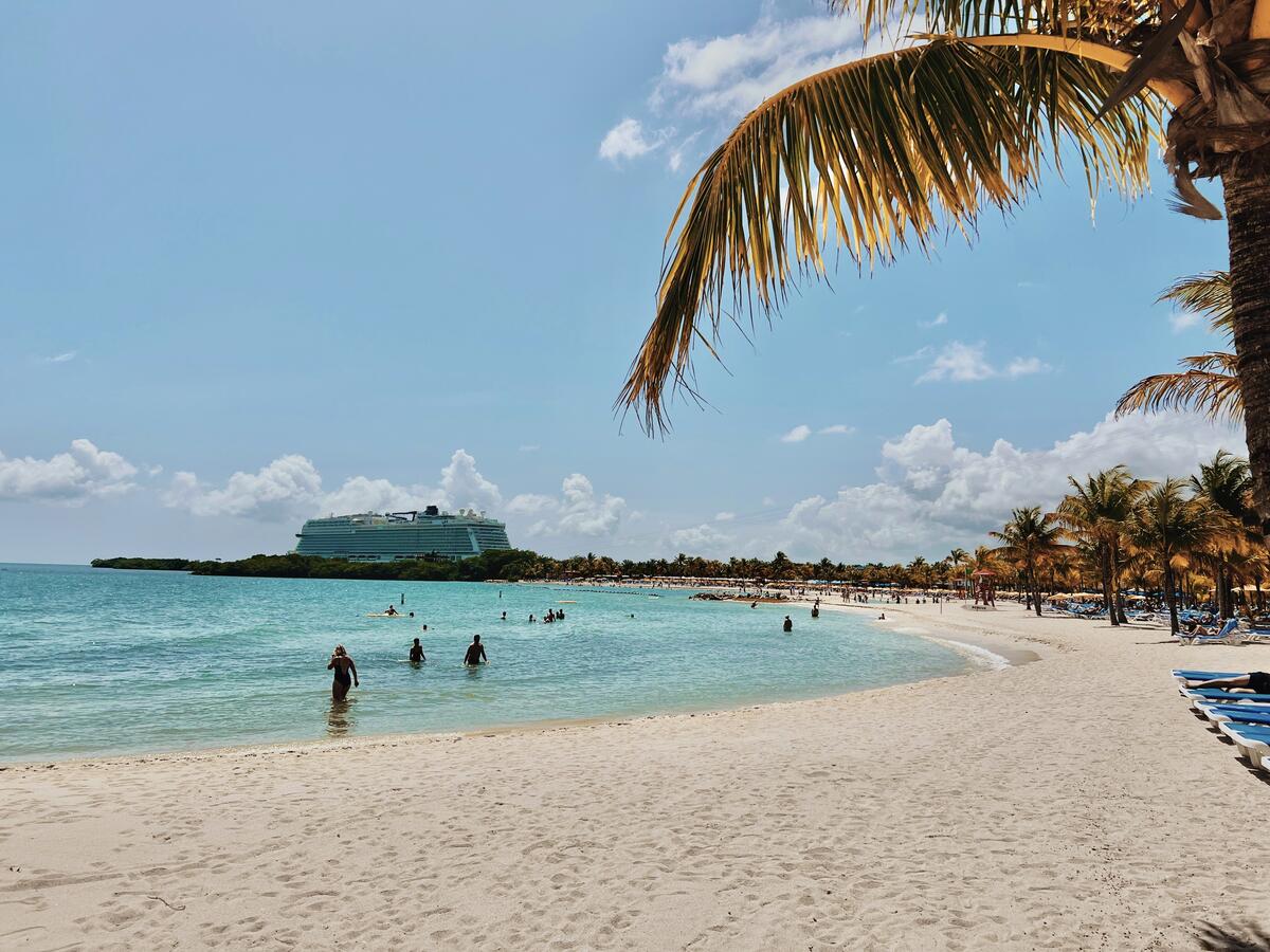 Harvest Caye de Norwegian Cruise Line versus CocoCay de Royal Caribbean: ¿Cuál es mejor?