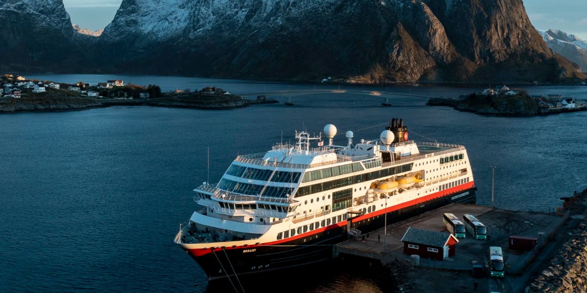 Crucero inutilizado tras una ola rebelde