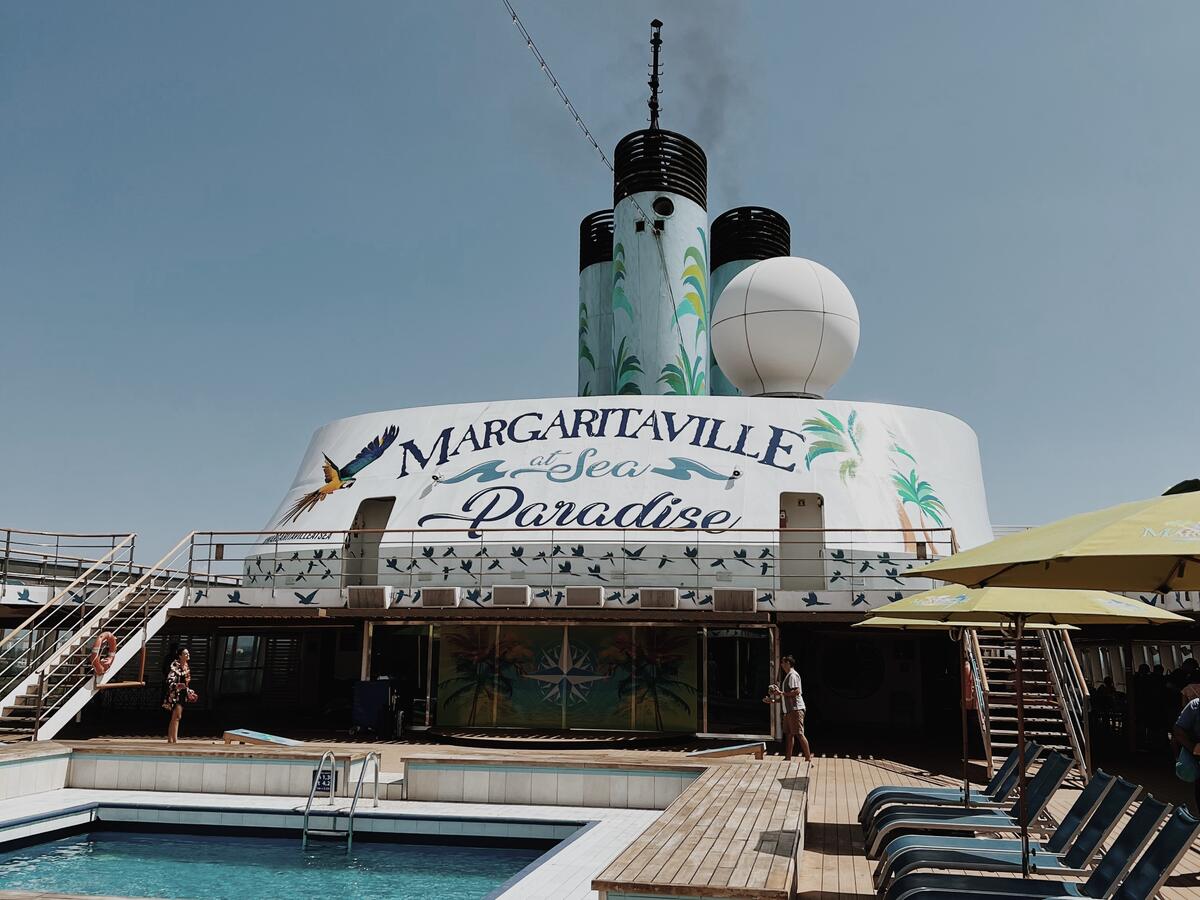 Cómo es navegar en un crucero Margaritaville at Sea muy corto y asequible de dos noches