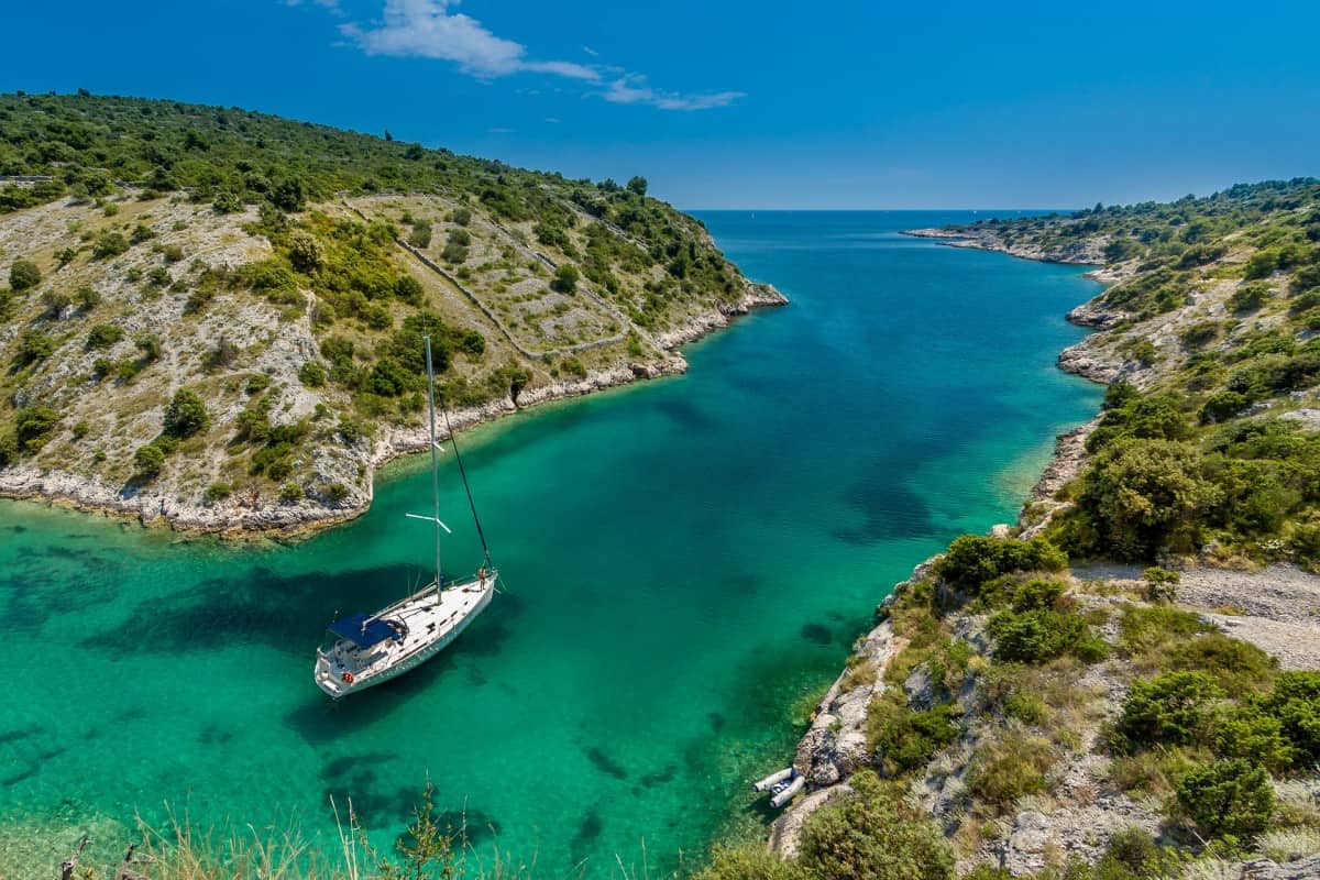 La guía definitiva de vacaciones en velero para familias amantes de los cruceros