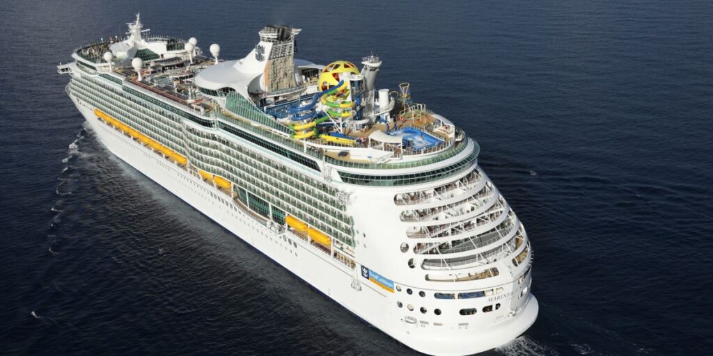 Un pasajero cayó al agua en el Mariner Of The Seas y fue rescatado con éxito Un pasajero cayó al agua en el Mariner Of The Seas y fue rescatado con éxito