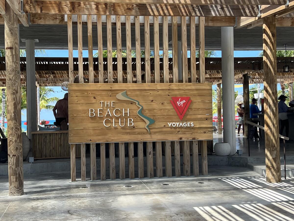 Pasé el día en el exclusivo club de playa solo para adultos de Virgin Voyages en las Bahamas. mira alrededor