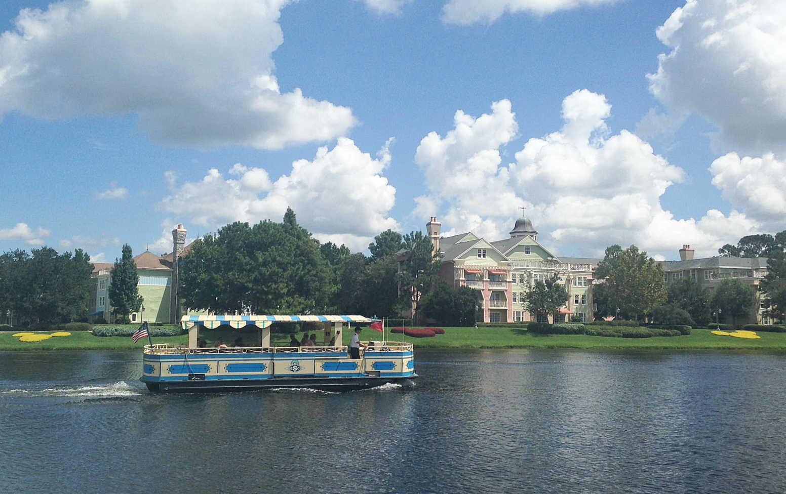 Moverse por el área de Disney Springs utilizando el transporte acuático de Disney World