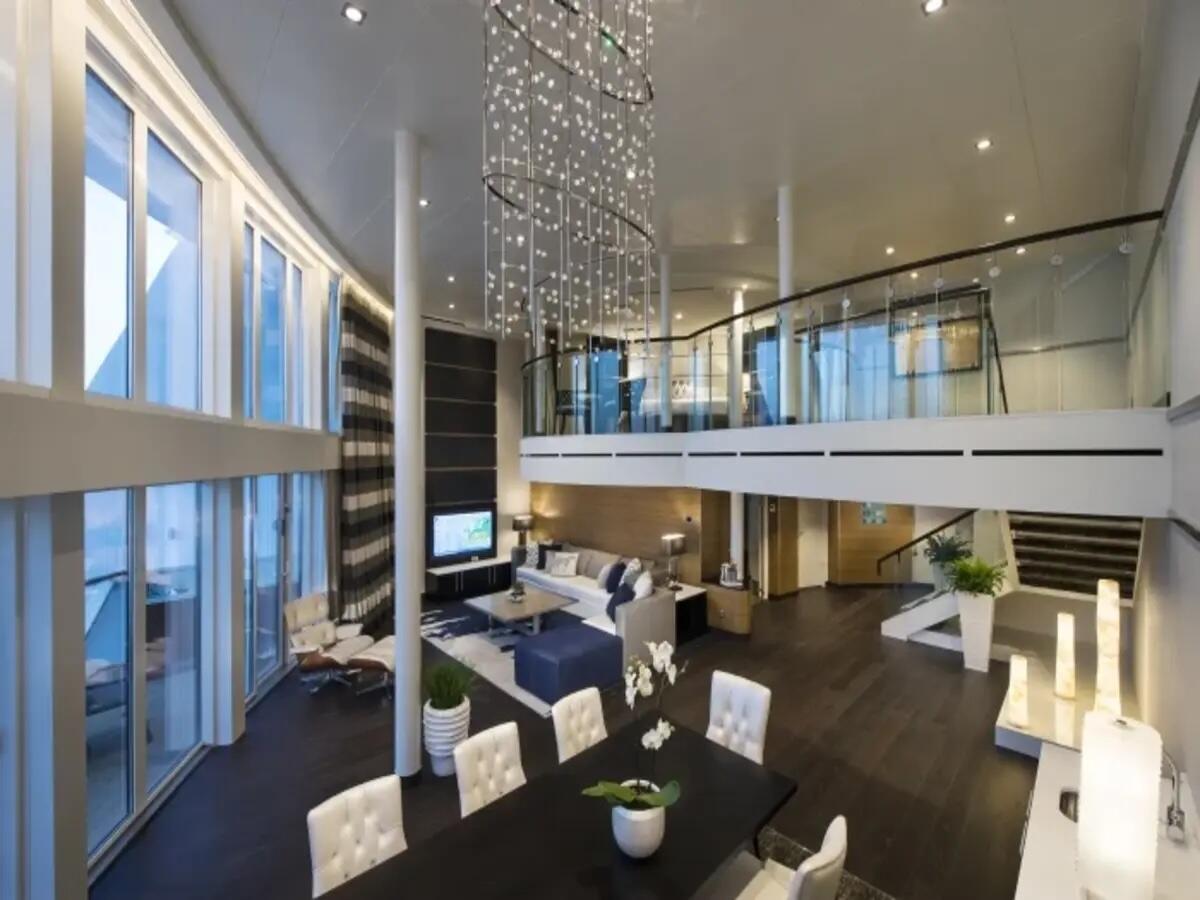 Desde cabañas de varios pisos hasta retiros de dos dormitorios, aquí le explicamos cómo elegir la suite Royal Caribbean perfecta