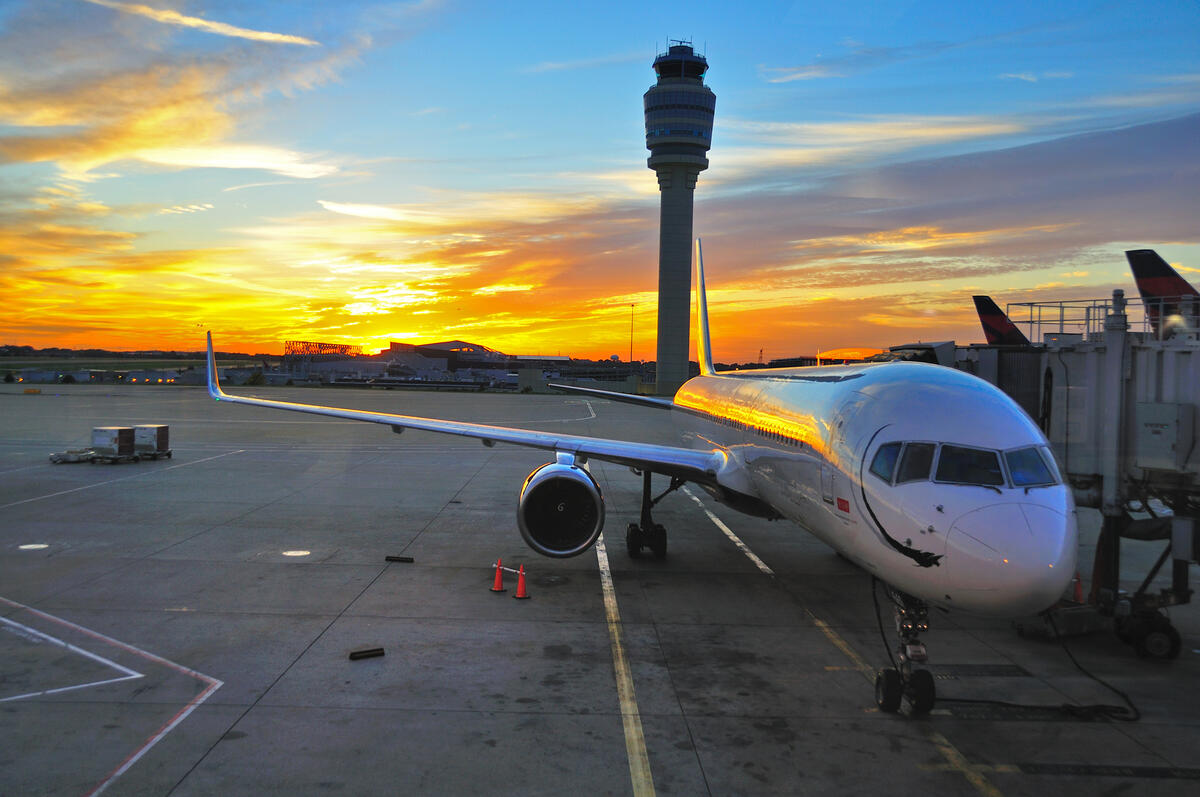 ¿Debo reservar mi vuelo a través de mi línea de cruceros?