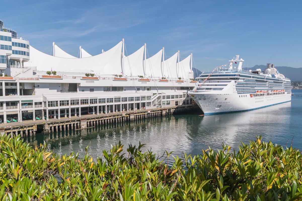 ¿Por qué los cruceros tienen que hacer escala en puertos extranjeros?