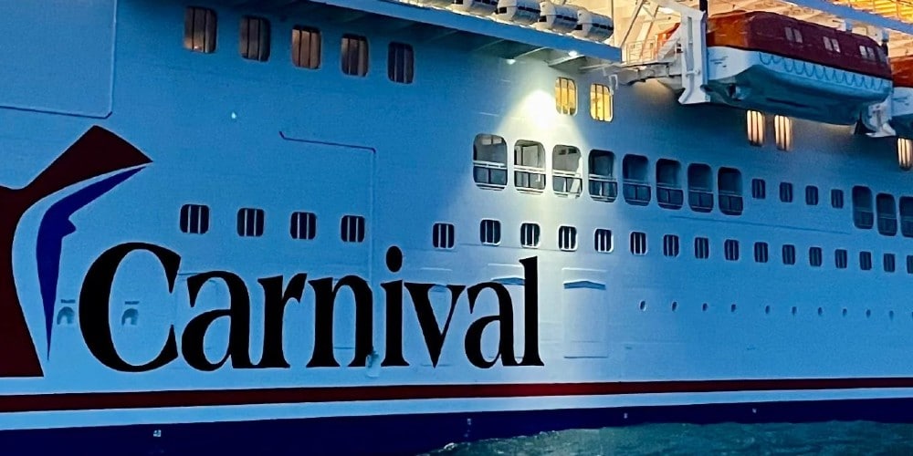¿Qué es un Cove Balcón en un crucero Carnival?